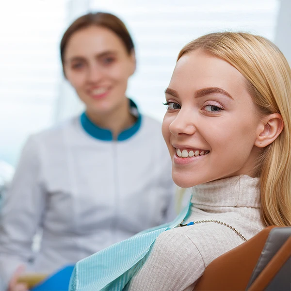 Dentist-Female-Dentist-Working-At-Her-600x600-Moto.webp