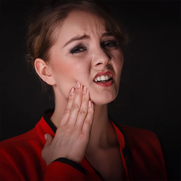 Dentist-Woman-With-A-Toothache-600x600-Moto.webp