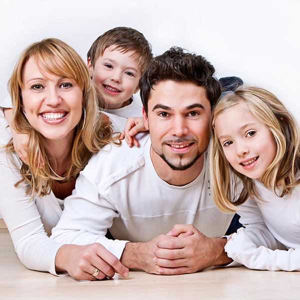 Dentist-Sweet-Young-Family-Having-Fun-600x600-Moto.webp